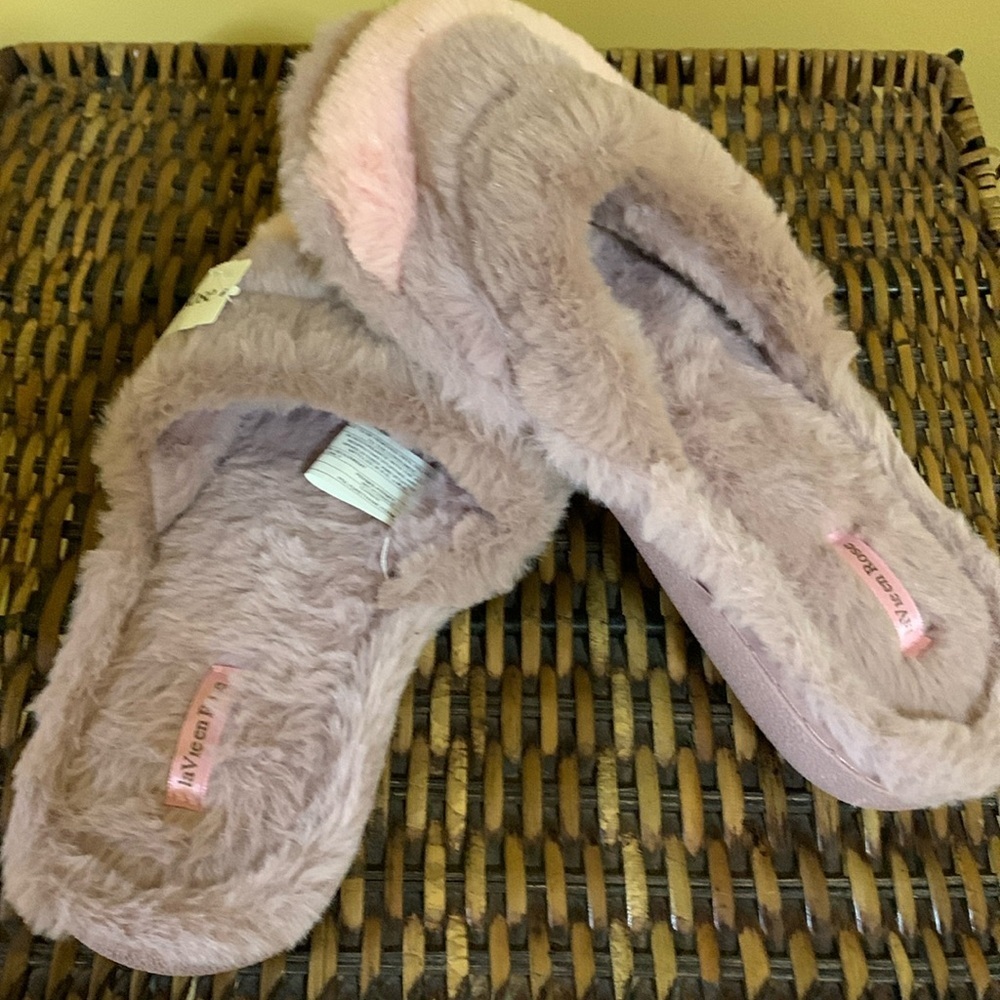 La Vie En Rose plush slide on slippers NWT